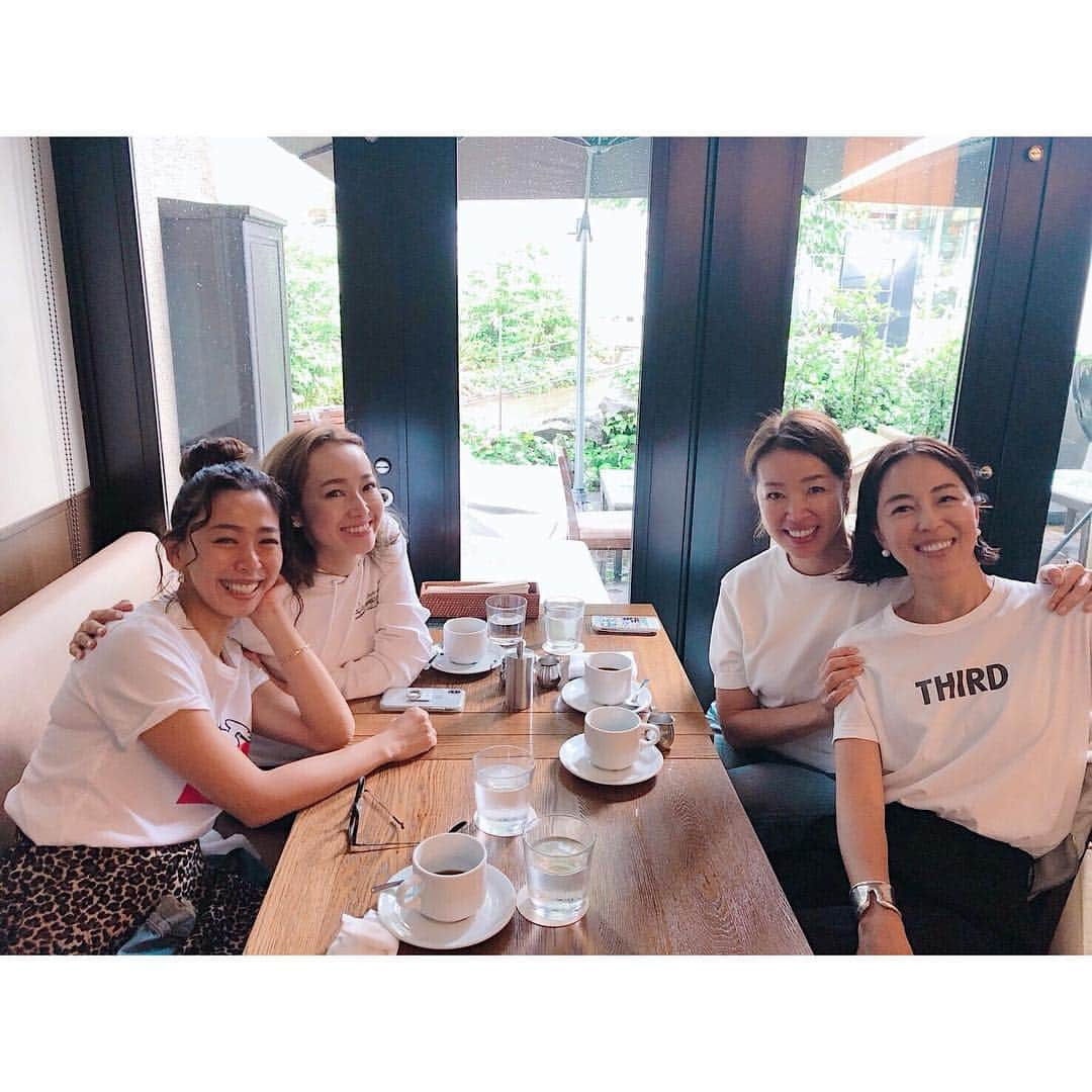 翁安芸さんのインスタグラム写真 - (翁安芸Instagram)「Great time with @rikuka.62 @wakanozawa and @nobukoaspen 😆😄😍🤣❤️❤️❤️❤️ 野沢和香さん、鈴木六夏さん、可愛いQちゃん、母と朝から濃厚で楽しい時間を過ごしました✨  #lovethemall #breakfast #ivyplace #3人メガネ #Qちゃん #LOVE」9月21日 22時55分 - akinyc