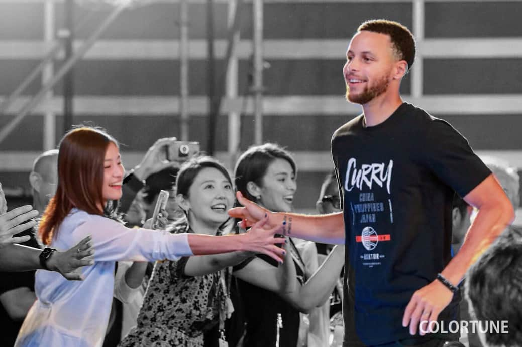 才藤歩夢さんのインスタグラム写真 - (才藤歩夢Instagram)「【2018  Stephen Curry Asia tour powered by underarmour】  @stephencurry30 とハイタッチの瞬間🤚📸 かなり奇跡的なタイミング🙈📸 ・ ・ ずっと会えそうで会えなかった @kooji_brillian さん！ お会いできました🤩📸 ・ ・ ・ トレーニングの時間が被ると嬉しい @shell.jay さんとも🤩📸私の憧れ🙈🏋️‍♀️」9月21日 22時53分 - ayumu_saito_