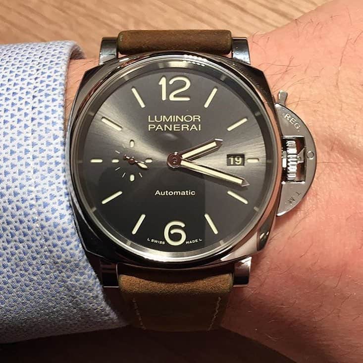 パネライのインスタグラム：「That sexy sunburst Anthracite dial on the #Panerai #PAM904 45mm Luminor Due.  This piece while keeping the iconic crown guard look in an ultra thin 10.5mm thick case. 📷 by @hampuswickerfalt #PaneraiCentral」