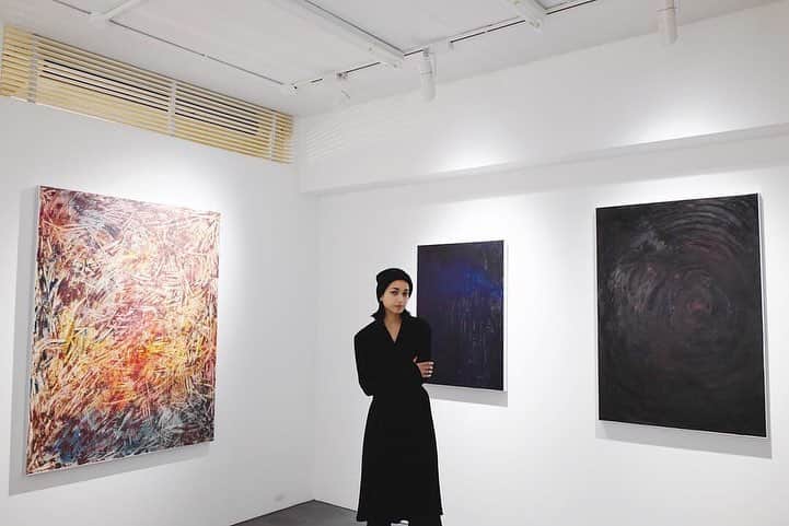 のインスタグラム：「今日は萌ちゃんの個展に行ってきたよ💕前から作品を近くで見てみたいなー。と思っていたので実際に見ることが出来て大満足でした。若き才能に拍手👏🏻 ちなみに私は最後の一枚の作品をgetしたよ👌🏻お家のリビングに飾るんだ。届くの楽しみだな🙆‍♀️thx.」