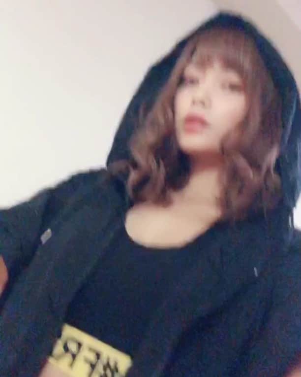 紺野ひかるのインスタグラム：「. だいぶ前に撮って消されたやつの別バージョン カメラアングルがゴミすぎて没になったやつ😅 てぃっくとっくすぐ消されるかなしい 少し胸の谷間(頑張った)見えただけで消すなんて… . . #tiktok #tiktokjapan #セクシー女優 #紺野ひかる」