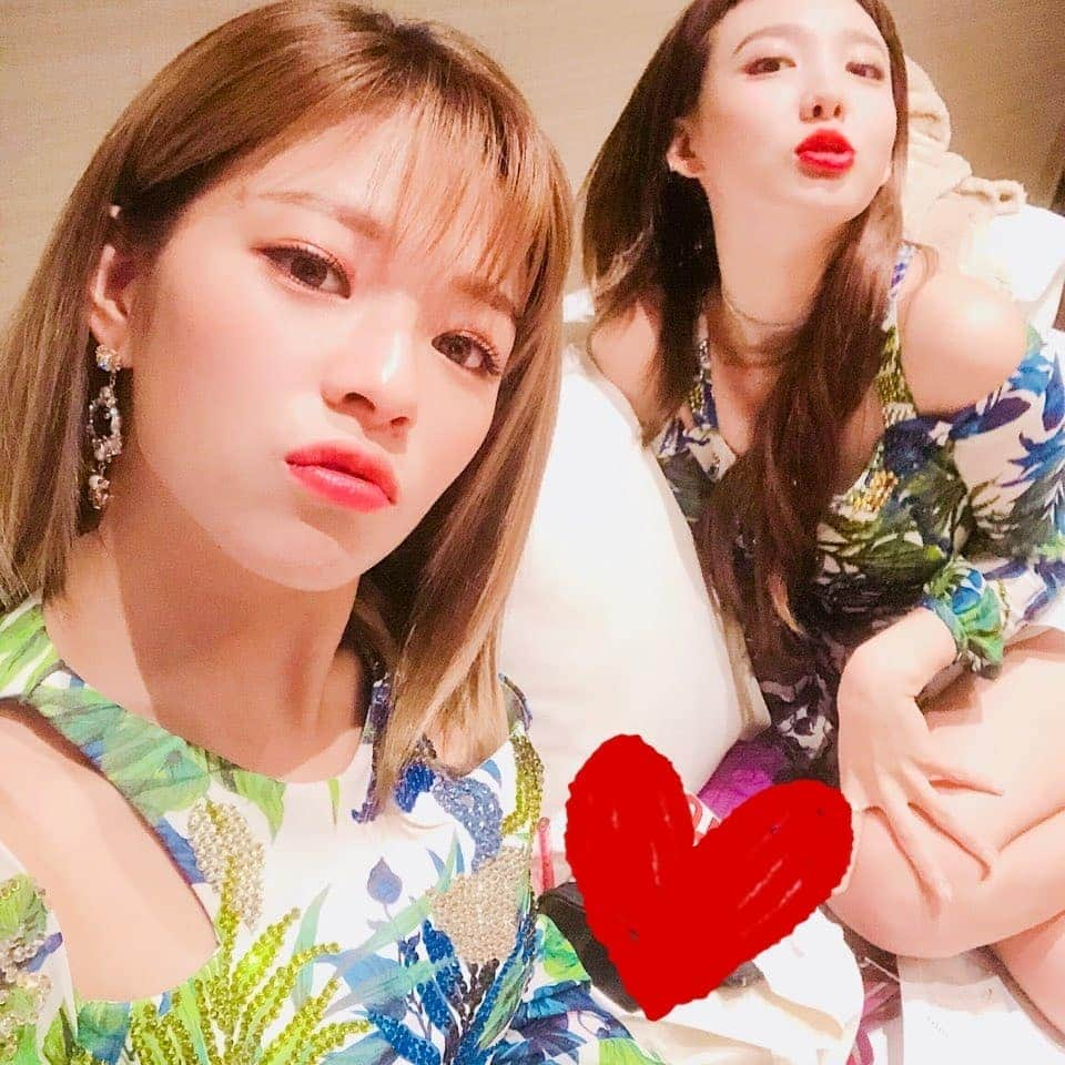 TWICEさんのインスタグラム写真 - (TWICEInstagram)「나봉언니 생일 축하드려요~~ 내가 이사진들 언젠간 풀거라고 했찌!!! 정여니 표정 상상가는 원스✋뽀뽀귀신이 붙었나...」9月22日 2時13分 - twicetagram