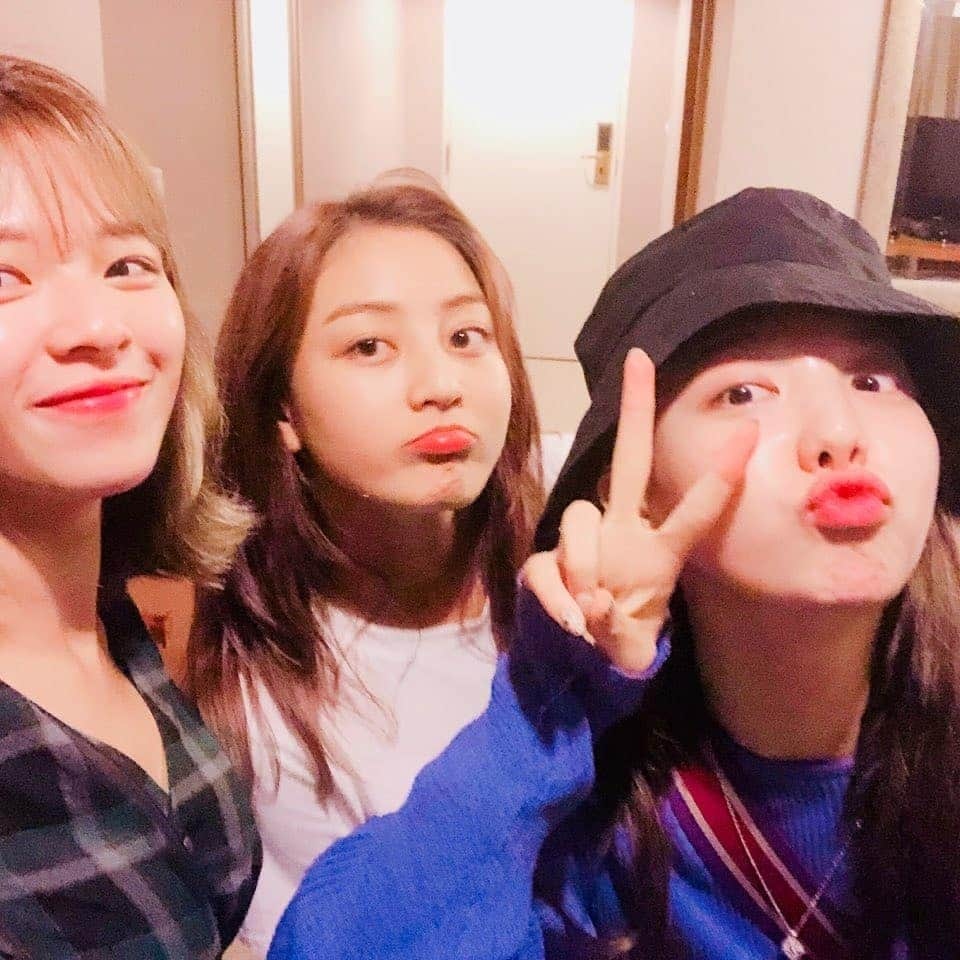 TWICEさんのインスタグラム写真 - (TWICEInstagram)「나봉언니 생일 축하드려요~~ 내가 이사진들 언젠간 풀거라고 했찌!!! 정여니 표정 상상가는 원스✋뽀뽀귀신이 붙었나...」9月22日 2時13分 - twicetagram