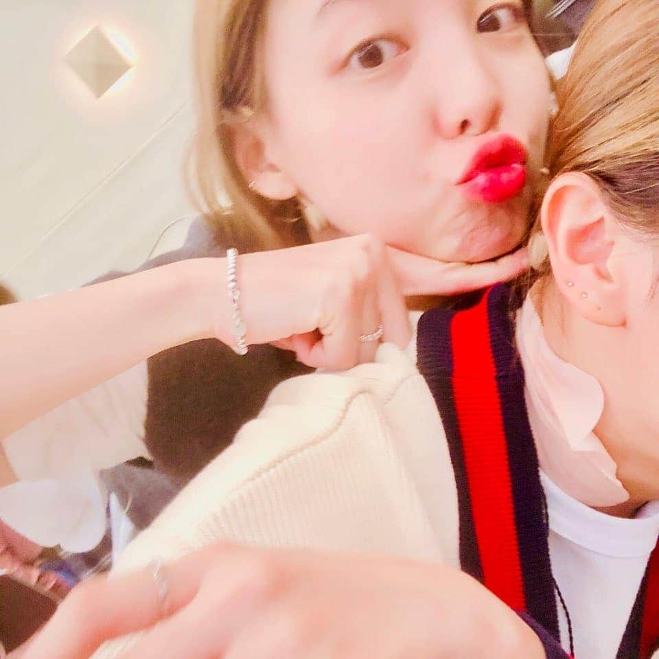 TWICEさんのインスタグラム写真 - (TWICEInstagram)「나봉언니 생일 축하드려요~~ 내가 이사진들 언젠간 풀거라고 했찌!!! 정여니 표정 상상가는 원스✋뽀뽀귀신이 붙었나...」9月22日 2時13分 - twicetagram