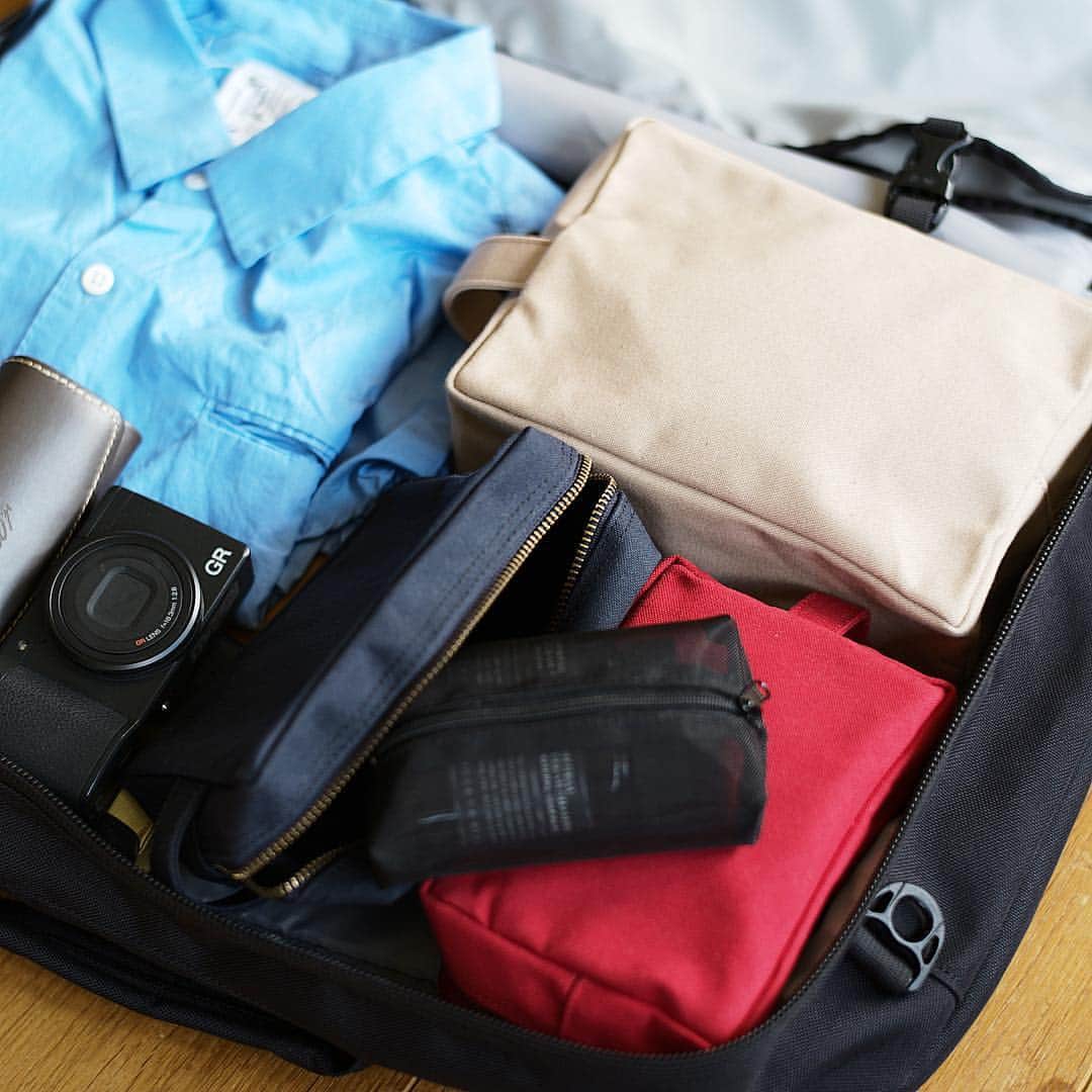 マークスアンドウェブさんのインスタグラム写真 - (マークスアンドウェブInstagram)「旅行のパッキング。みなさんはどんな工夫をされてますか？マークスアンドウェブの帆布のスクエアポーチは、形が崩れにくいので、スーツケースの仕分けにおすすめ。中に入れるものによってポーチの色を変えれば、急な探し物も慌てずにすみます！  #マークスアンドウェブ #marksandweb #キャンバススクエアポーチ #スクエアポーチ #帆布ポーチ #帆布 #旅行 #パッキング #travel」9月7日 18時43分 - marksandweb