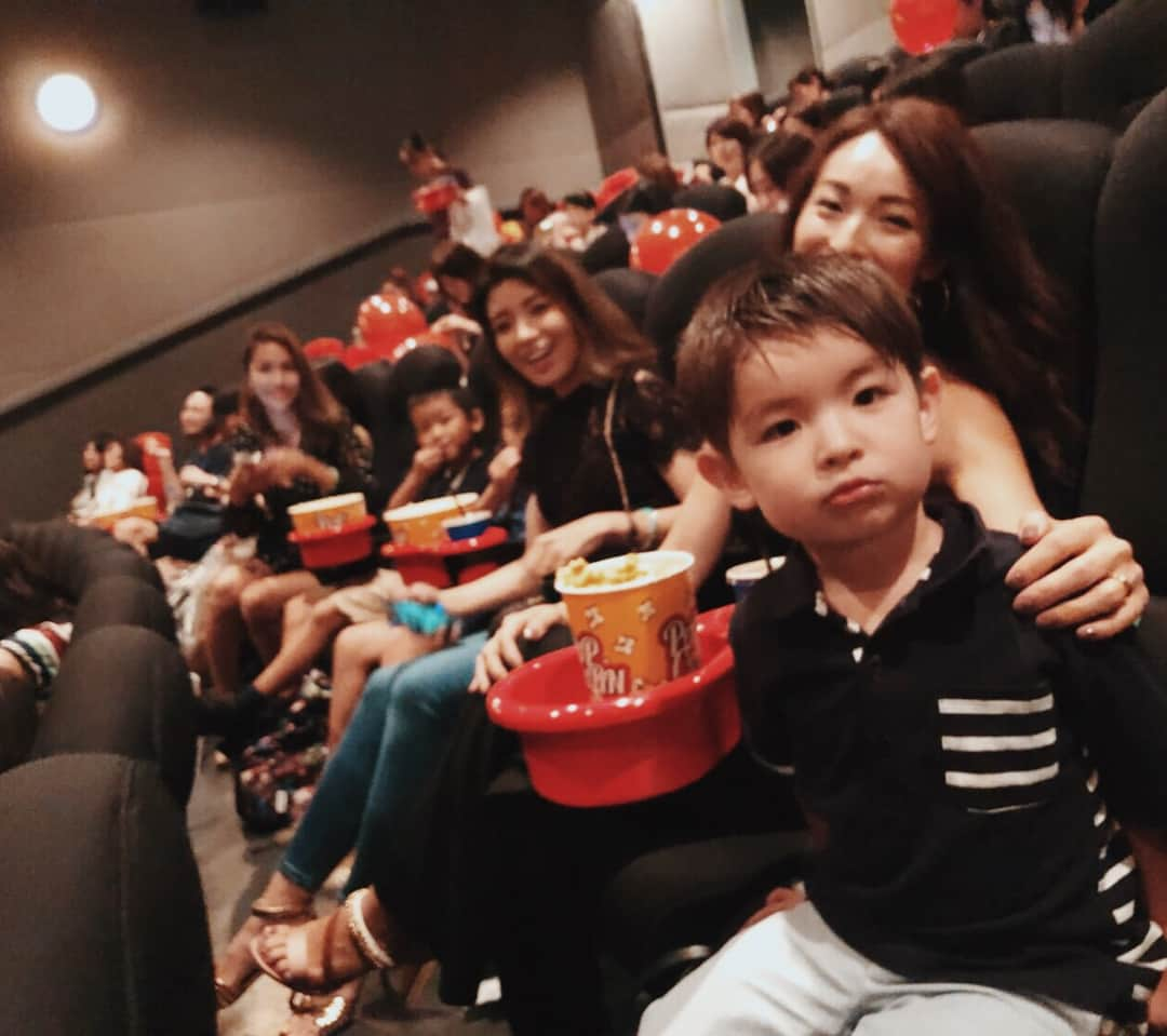 坂倉アコさんのインスタグラム写真 - (坂倉アコInstagram)「Movie night with my besties...💕 We had a pleasure of going to “Christopher Robin” Premiere in Tokyo!! Thank you @miyavi_ishihara for the invite ;) It was the cutest thing seeing our kids giggling while sharing popcorn...Always great seeing you @lipsticksandchocolates & @christine_dybing❤️❤️❤️ 大好きなBFFたち、キッズたちとのムービーナイト📽🍿😊✨ ディズニーの“プーと大人になった僕”のプレミアに行ってきました！ 可愛らしいキャラクター達、おもしろおかしいシーンの度に聞こえる子供たちの可愛い笑い声にキュンキュンしながら、とっても楽しい心温まる時間でした🐻❤️ 笑いあり、涙あり、メッセージのたくさん詰まった映画🎞 ご家族で是非💕💕 #winniethepooh #disney #christopherrobin #movie #premiere #tokyo #family #funnight #love #kids」9月7日 10時49分 - akosakakura