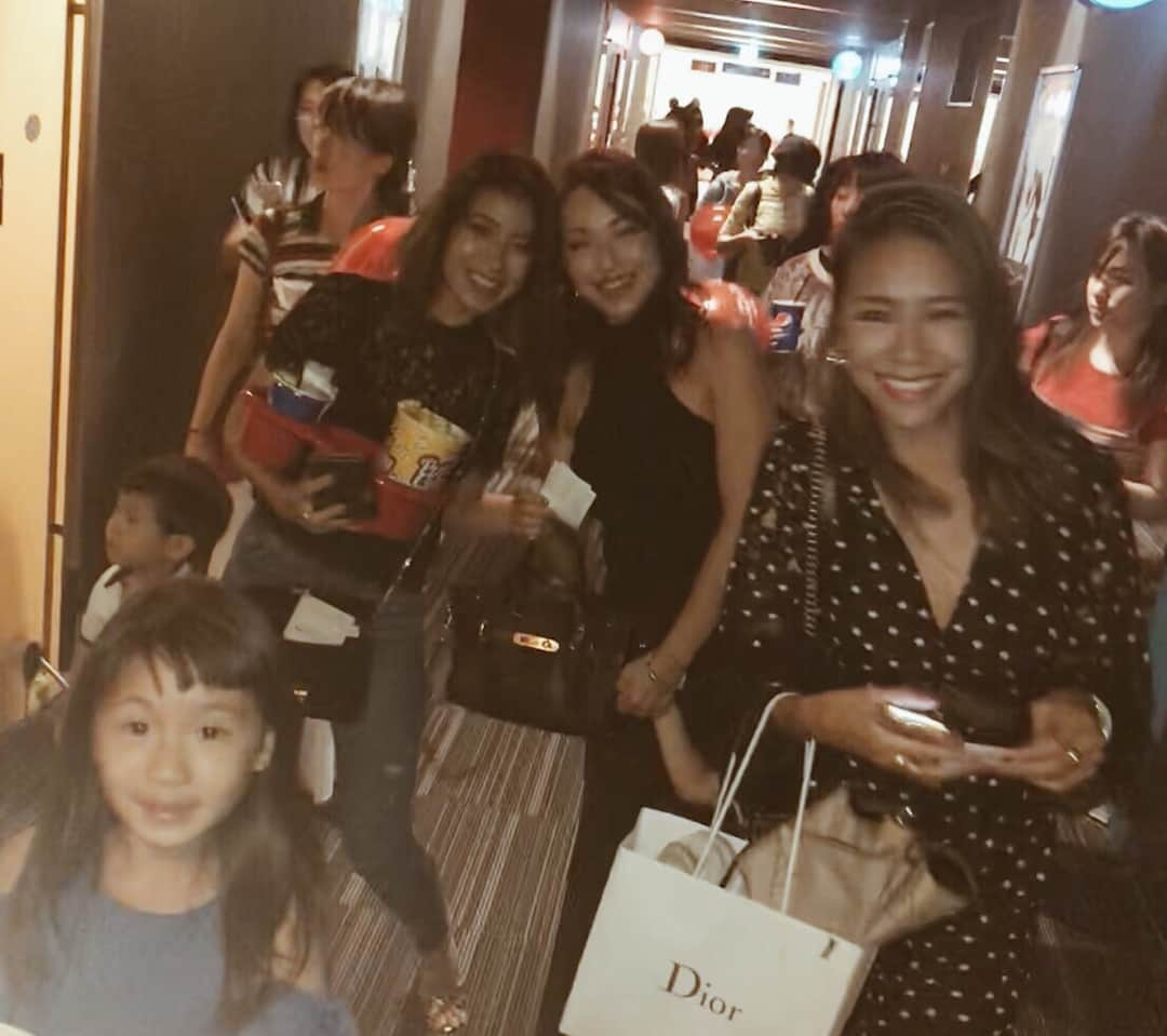 坂倉アコさんのインスタグラム写真 - (坂倉アコInstagram)「Movie night with my besties...💕 We had a pleasure of going to “Christopher Robin” Premiere in Tokyo!! Thank you @miyavi_ishihara for the invite ;) It was the cutest thing seeing our kids giggling while sharing popcorn...Always great seeing you @lipsticksandchocolates & @christine_dybing❤️❤️❤️ 大好きなBFFたち、キッズたちとのムービーナイト📽🍿😊✨ ディズニーの“プーと大人になった僕”のプレミアに行ってきました！ 可愛らしいキャラクター達、おもしろおかしいシーンの度に聞こえる子供たちの可愛い笑い声にキュンキュンしながら、とっても楽しい心温まる時間でした🐻❤️ 笑いあり、涙あり、メッセージのたくさん詰まった映画🎞 ご家族で是非💕💕 #winniethepooh #disney #christopherrobin #movie #premiere #tokyo #family #funnight #love #kids」9月7日 10時49分 - akosakakura