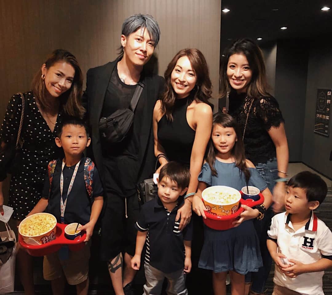 坂倉アコのインスタグラム：「Movie night with my besties...💕 We had a pleasure of going to “Christopher Robin” Premiere in Tokyo!! Thank you @miyavi_ishihara for the invite ;) It was the cutest thing seeing our kids giggling while sharing popcorn...Always great seeing you @lipsticksandchocolates & @christine_dybing❤️❤️❤️ 大好きなBFFたち、キッズたちとのムービーナイト📽🍿😊✨ ディズニーの“プーと大人になった僕”のプレミアに行ってきました！ 可愛らしいキャラクター達、おもしろおかしいシーンの度に聞こえる子供たちの可愛い笑い声にキュンキュンしながら、とっても楽しい心温まる時間でした🐻❤️ 笑いあり、涙あり、メッセージのたくさん詰まった映画🎞 ご家族で是非💕💕 #winniethepooh #disney #christopherrobin #movie #premiere #tokyo #family #funnight #love #kids」