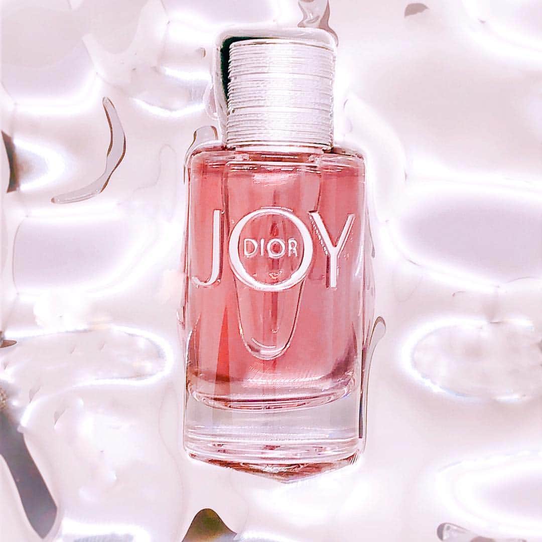 天野佳代子のインスタグラム：「ディオールの新フレグランス「JOY」が発売になりました。甘やかで温かみがあるのに瑞々しくて、誰もが好きな香り。幸せへと導いてくれそう。デイリーにつけたくなりました。 . クリスチャン ディオール ジョイ . #joy#Dior#ディオール#新しい香り#美的#美的グラン」