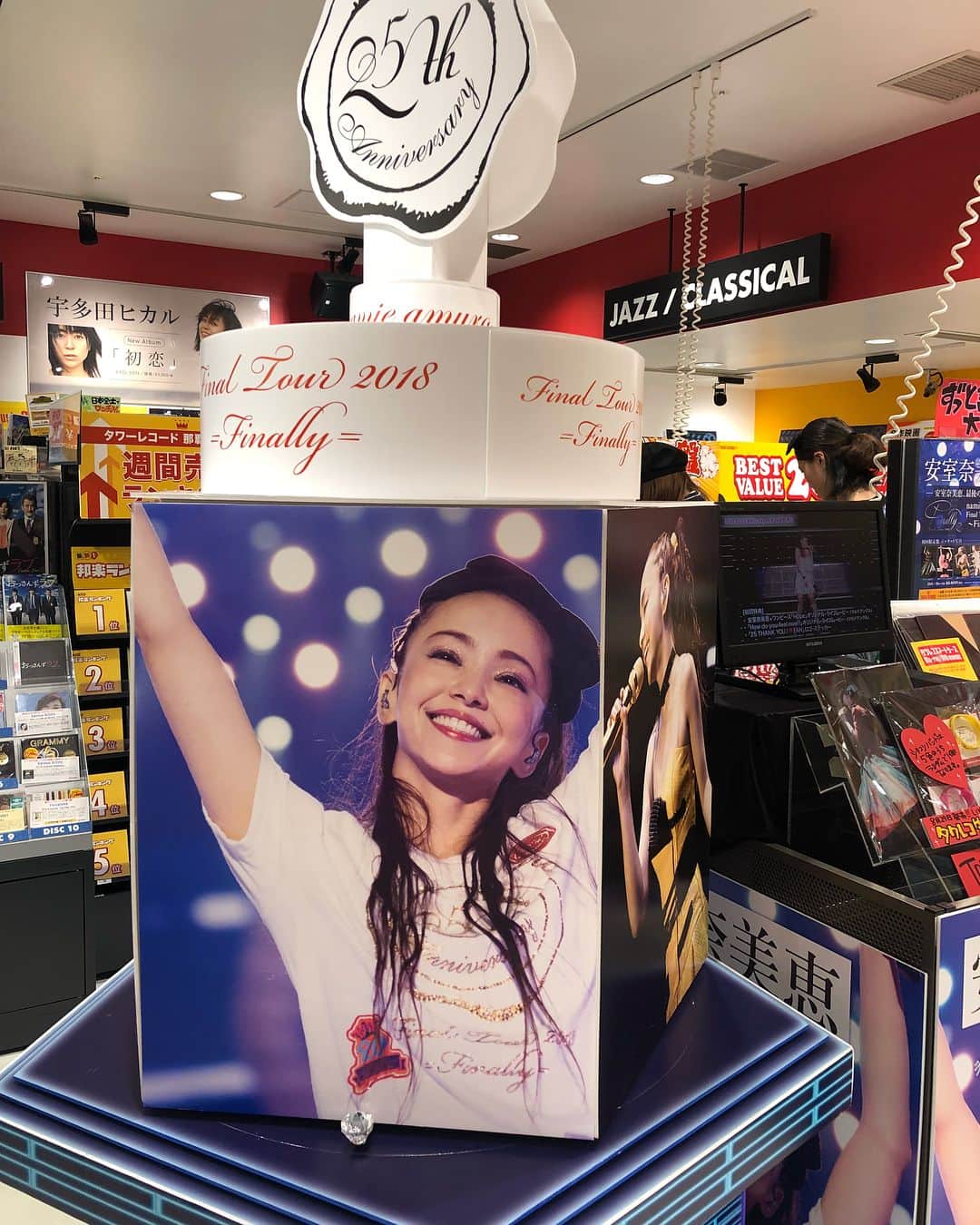 NOHANAのインスタグラム：「沖縄でのアム活その③ タワレコ那覇リウボウ店🎶 安室愛が溢れてた💓 国際通りのOPAにあったタワレコ時代しか知らないから、OPAの跡地にドンキが出来ててびっくりした😂 ・ #amuronamie #namieamuro #安室奈美恵 #安室ちゃん #アムラー #アム活 #沖縄 #那覇 #タワレコ那覇リウボウ店 #のはなみえ」