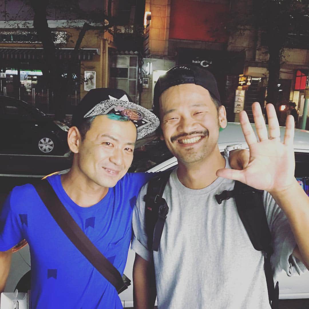 石川龍のインスタグラム：「夜の渋谷の街でばったり出会う確率の高いLUNKHEADのG田さん。年に何度か、ばったり出会う。」
