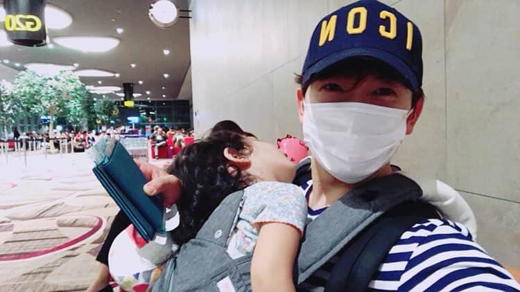 チソンのインスタグラム：「#지성 #지유 #가족 #소중한시간 .... 요즘 저는~ 아이와 함께 할 수 있는 시간이 없답니다. 항상 새벽에 일이 끝나는 아빠 .. 다시 새벽에 일하러 나가는 아빠.. 항상 아이의 잠들어 있는 모습만.. 바라볼 뿐... 조금만 있으면... 며칠만 기다리면... 이런 날이 오겠죠? 아이와 함께 할 수 있는 시간!!」
