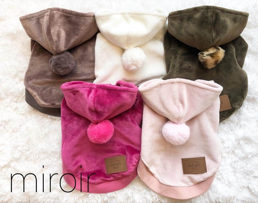 miroir ?miroir(ミロワール)?のインスタグラム：「* * Miss BIBIオリジナル 【miroir】 💖ベロアパーカーが登場しました！ 触り心地の良いベロア素材のパーカーです✨ ボンボンが付いて、とってもキュートです😍 男の子も女の子も着やすいデザインでヘビロテ間違いなしのアイテムになりそうですね✨ サイズ XXS・XS・S・M・L・XL ¥7600(税抜) * * #miroir#ミロワール#新作#new#秋冬#犬服#ドッグウエア#ベロア#パーカー #可愛い#kawaii #missbibi#missbibiオリジナルブランド#トリミングサロン#南青山店#広尾店」