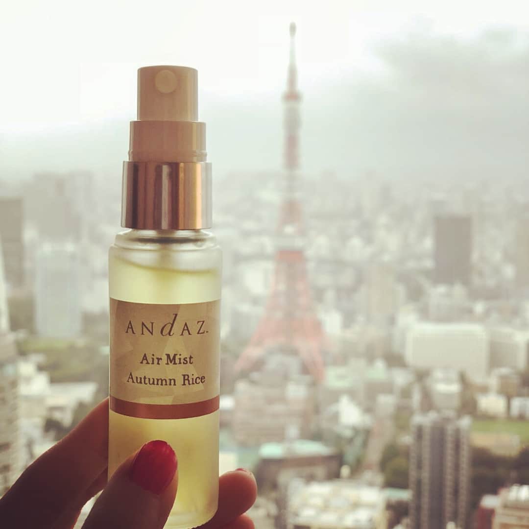 Andaz Tokyo アンダーズ 東京さんのインスタグラム写真 - (Andaz Tokyo アンダーズ 東京Instagram)「Capture the essence of Fall🎑  Bring memories of Andaz Tokyo wherever your adventures may take you✈️Perfect for travel, enjoy the relaxing blend of citrus, sweet pine and ginger with our original Autumn Rice Air Mist🌾  アンダーズ 東京のエントランスで香る季節に合わせた4種のアロマ。お客様からもお問合せをいただくことが多かったこのアロマがエアミストになりました。 第一弾として、黄金色に輝く稲穂の香りをイメージした秋のアロマ「Autumn Rice」のエアミストを37階 AO SPA＆CLUBにて販売しています。 フロントにもサンプルをご用意していますので、ぜひお立ち寄りください。  #aospaandclub #aromaspray #andaz #andaztokyo #toranomon #tokyohotel #luxuryhotel #increativemoments #tokyotrip #beautifulspas #beautifulhotels #アンダーズ東京 #アンダーズ #虎ノ門ヒルズ #アロマ好き #香りのある暮らし #🌾 #香りフェチ」9月7日 17時08分 - andaztokyo