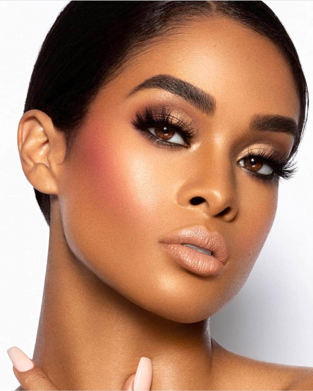 vegas_nayのインスタグラム：「this look is so versatile❤️ - makeup /hair /photography @beautybyeloyMakeup, Model @sukii_moreno」