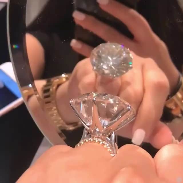 vegas_nayのインスタグラム：「@champagnegem is rocking a 110.92ct diamond...Spotted at #sothebys last year 😱🤪 yay or nay ?」