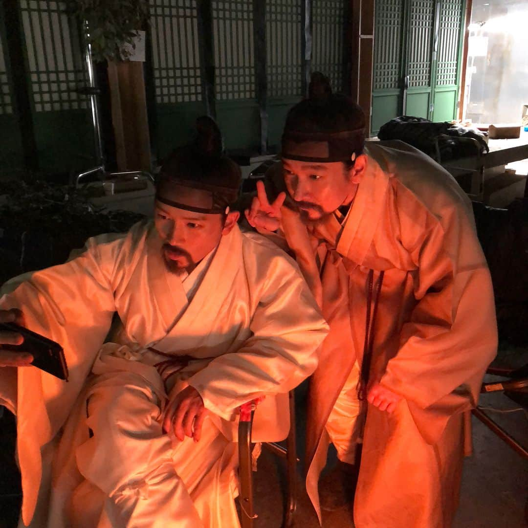 チソンさんのインスタグラム写真 - (チソンInstagram)「#명당 #조승우 #지성 누가 누구일까요?? ^^」9月7日 20時36分 - justin_jisung