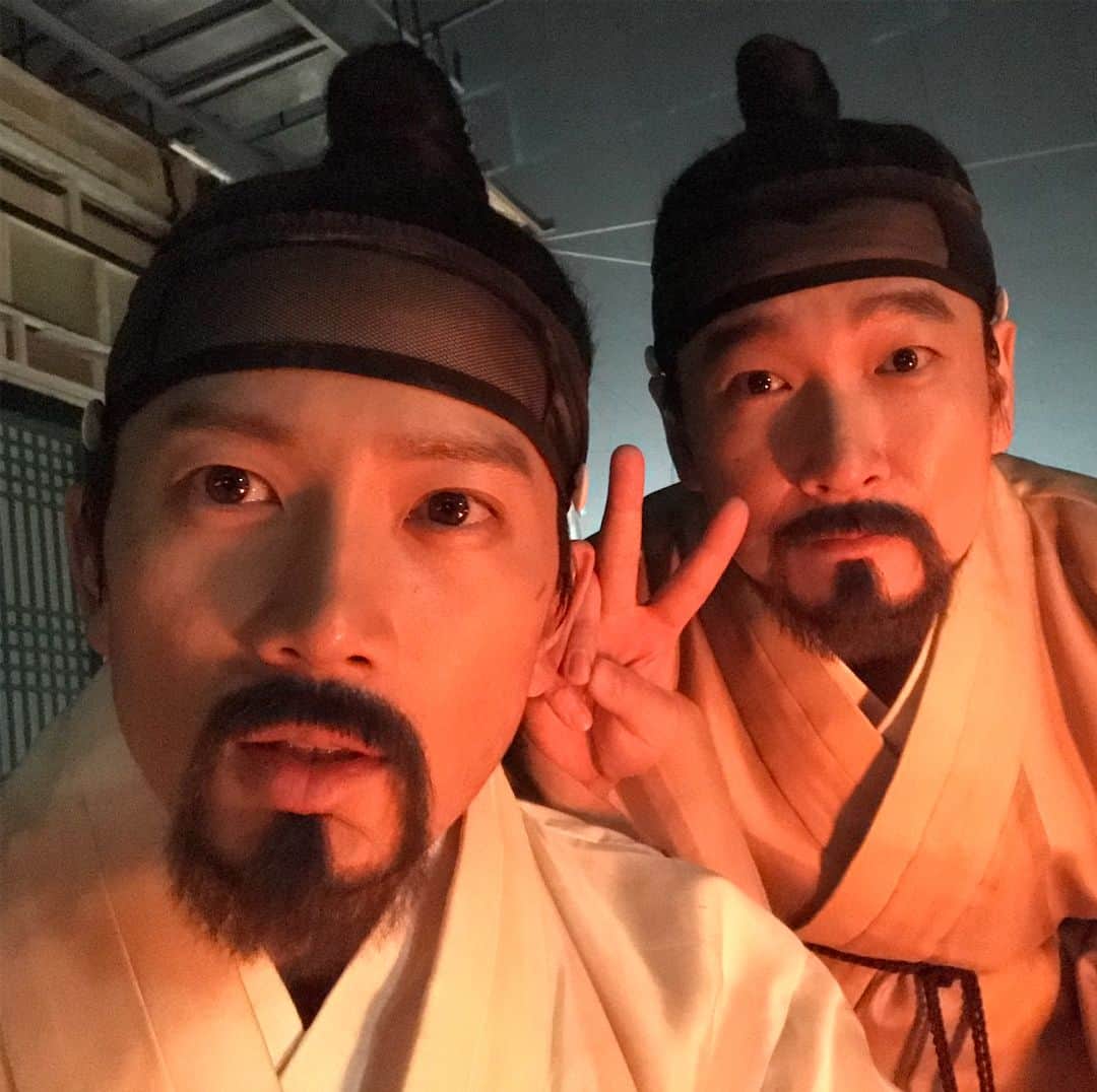 チソンのインスタグラム：「#명당 #조승우 #지성 누가 누구일까요?? ^^」
