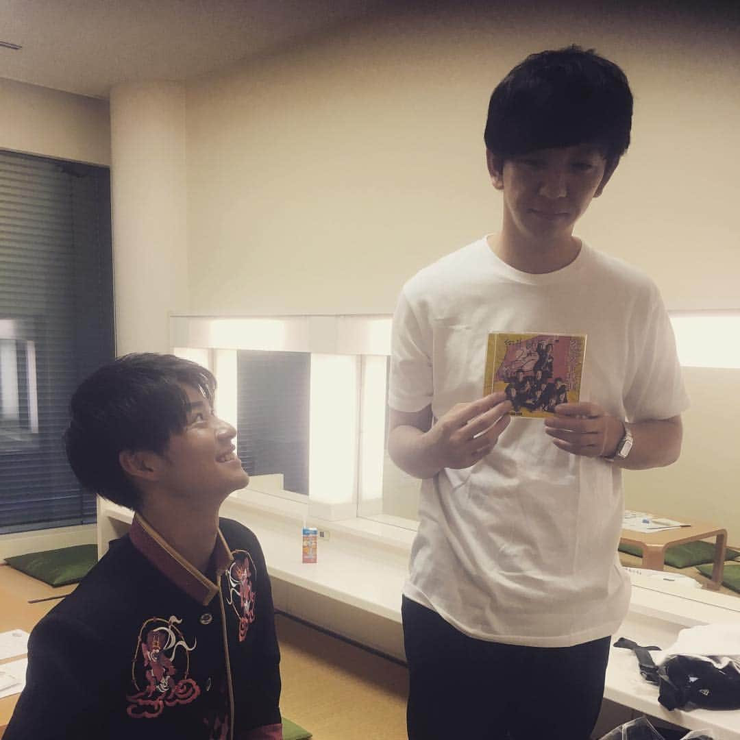 向井慧のインスタグラム：「潜在能力テスト終わり。 #また辻本いた #ツジモトグラム #とか言われてきて癪 #この構図が気に入ってるみたい #面白いでしょ #みたいな顔して見てくる #僕の顔を見て欲しい #CD出したみたいなので #買って上げてください」