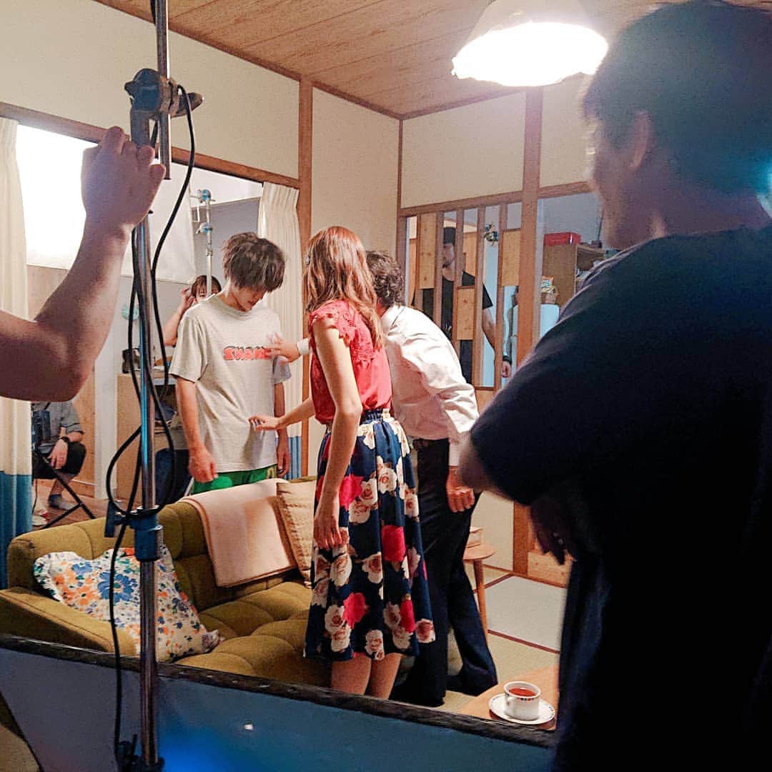 テレビ朝日「ヒモメン」のインスタグラム：「⠀ 【ヒモメンついに明日最終回‼️】⠀ ⠀ ゆり子の部屋での撮影が最後だったこの日。⠀ ⠀ 撮影の合間、窪田さんの筋肉を突然触り始める2人！笑⠀ それを微笑みながら見守るスタッフたち😆🙌⠀ ⠀ #ほんと仲良いのです😹笑⠀ #この後Tシャツめくられるよ⠀ #窪田正孝⠀ #川口春奈⠀ #勝地涼⠀ #土曜ナイトドラマ⠀ #ヒモメン⠀ #第7話⠀ #9/8(土)よる23時15分～」