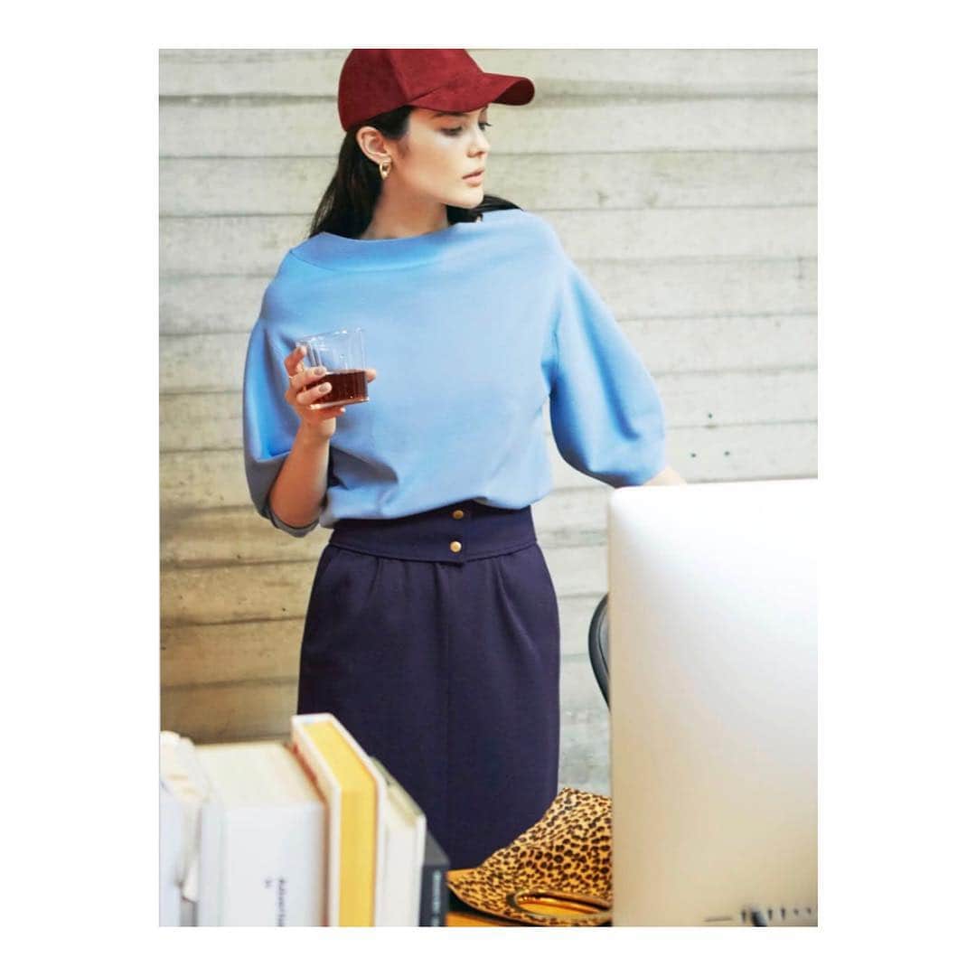 のインスタグラム：「"Jewel Changes AUTUMN 2018" . KNIT ¥10,692（tax in） 6613-119-1140  SKIRT ¥12,960 （tax in） 6624-144-1305 . #jewelchanges#jewelchangesAW18#autumnfashion #ladiesfashion #womenstyle #jcstagram#ジュエルチェンジズ #ニット #ニットコーデ #スカートコーデ #キャップ女子 #コンサバすぎず女っぽい#小山田早織」