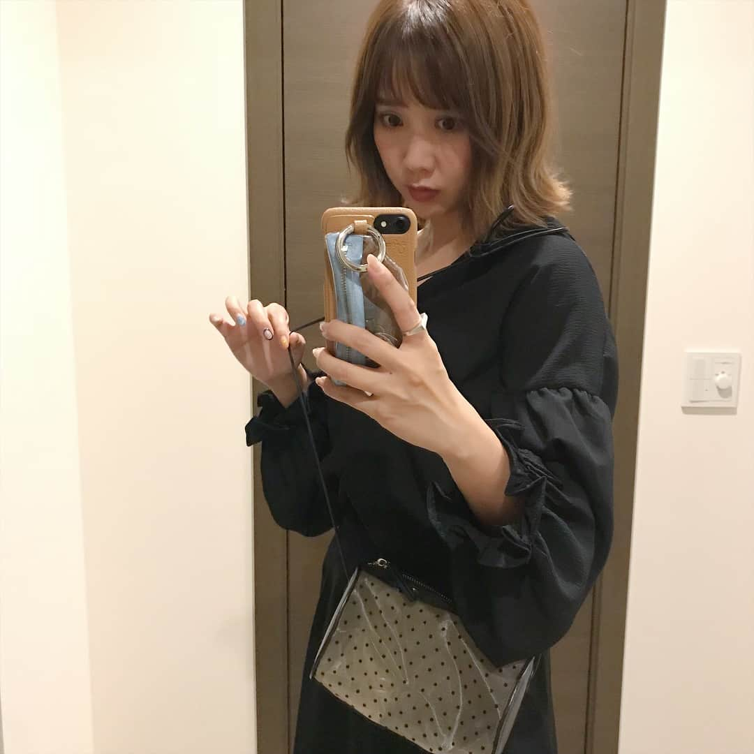 田中里奈さんのインスタグラム写真 - (田中里奈Instagram)「いつかの黒コーデ。﻿ ワンピースが着たかったから、トップスとスカートを組み合わせてワンピ風に☝︎﻿ このfifthのトップス、背中も可愛いし着回し力高くて何気に使える✨﻿ ﻿ トップス…@fifth_store ﻿﻿﻿﻿ バッグ…@casselini_official﻿ リング…﻿@latia.official﻿ ﻿﻿﻿ #fifth #fifthtl #フィフス #バックシャンレースアップVネックブラウス  #rina_outfit #ootd」9月7日 22時49分 - tanakaofficial