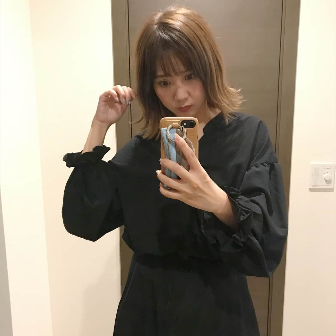 田中里奈さんのインスタグラム写真 - (田中里奈Instagram)「いつかの黒コーデ。﻿ ワンピースが着たかったから、トップスとスカートを組み合わせてワンピ風に☝︎﻿ このfifthのトップス、背中も可愛いし着回し力高くて何気に使える✨﻿ ﻿ トップス…@fifth_store ﻿﻿﻿﻿ バッグ…@casselini_official﻿ リング…﻿@latia.official﻿ ﻿﻿﻿ #fifth #fifthtl #フィフス #バックシャンレースアップVネックブラウス  #rina_outfit #ootd」9月7日 22時49分 - tanakaofficial