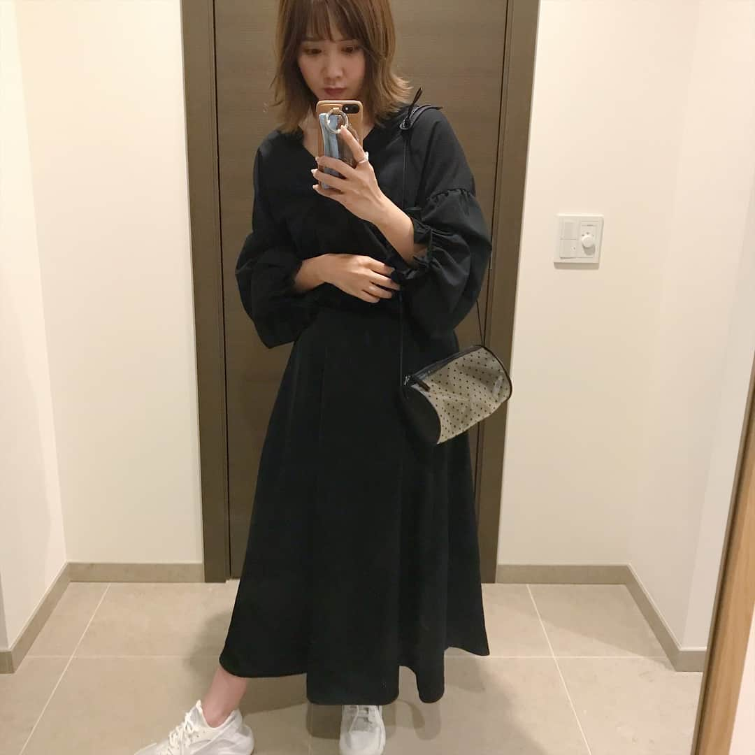 田中里奈さんのインスタグラム写真 - (田中里奈Instagram)「いつかの黒コーデ。﻿ ワンピースが着たかったから、トップスとスカートを組み合わせてワンピ風に☝︎﻿ このfifthのトップス、背中も可愛いし着回し力高くて何気に使える✨﻿ ﻿ トップス…@fifth_store ﻿﻿﻿﻿ バッグ…@casselini_official﻿ リング…﻿@latia.official﻿ ﻿﻿﻿ #fifth #fifthtl #フィフス #バックシャンレースアップVネックブラウス  #rina_outfit #ootd」9月7日 22時49分 - tanakaofficial