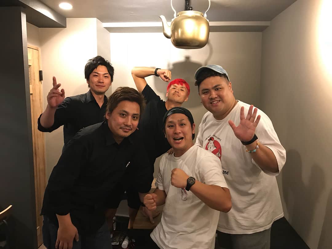 池田真一のインスタグラム：「昨日は元鬼と金棒の松浦さんが店長のお店『やかん酒場』に行ってきました！ 料理めちゃくちゃ美味しかったです！ 特に唐揚げはこっちこっち〜のからあげさんを脅かすぐらい美味かったです！ 皆さんも是非行って見て下さい！ 隣のお店のスナックのママさんと意気投合してほとんどご馳走になりました！」