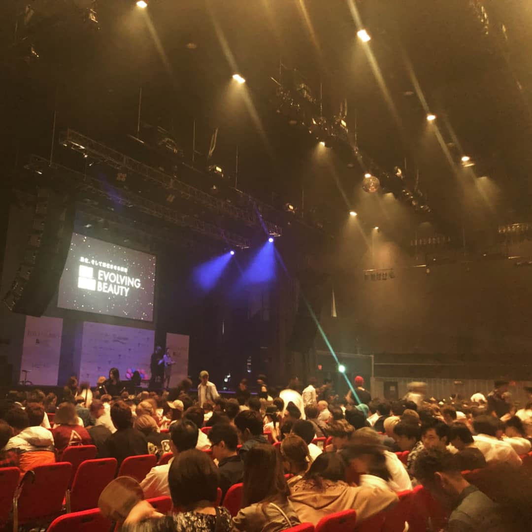 大寺かおりさんのインスタグラム写真 - (大寺かおりInstagram)「先日行われた美容関係のイベント Beauty Week Fes 2018で司会をさせていただきました。 . 美は1日にしてならず、と言いますが 髪型とメイクが変わると短時間で一気に 印象が変わるし気持ちも変わる。 . ヘアメイクって大事ですね✨ . イベントの本番前には スタイリストの木村文一さんに ヘアセットをしていただき、 華やかな舞台にふさわしい ステキな髪型にセットしていただきました✨ . おでこを出したハーフアップスタイルは したことがなかったので自分でもとても新鮮でした。 . 美容に携わる素敵な方々とご一緒させていただき とても勉強になりました。 . . . #bwfes2018 #thebeautyweekaward #bwfes #beautyweekfes #beautyweek #hair #makeup #hairmake #stylist #beauty #hairstyle #hairs #hairset #hairshow #cawaii #tokyo #美容 #ヘアメイク #メイク #ヘアセット #ヘアアレンジ #ハーフアップ #ゆるふわ #アップスタイル #スタイリスト #美容師 #ヘアサロン #司会 #アナウンサー #東京」9月8日 0時10分 - kaori_ootera