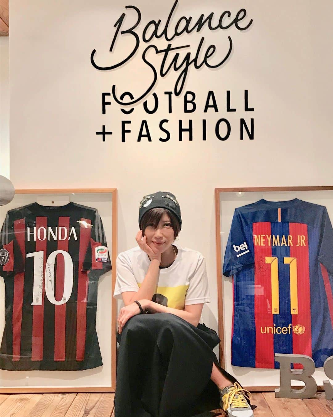 YU-KIさんのインスタグラム写真 - (YU-KIInstagram)「サッカーのあるファッションは以前から大好き。断捨離しつつスニーカーを買い足した。足元変えると、気分もガラッと変えてくれるし年齢重ねればこそ靴？もし男性だったらスーツがより似合うようになりたいなぁとか。😊 他のスポーツ然り、サッカーファンっていう人とは早々に仲良くなる確率高いかな。 それで!! 彼女達の好意でね、『YU-KIさん着まわしてくれてるのが嬉しいんだよ〜』からの話で、 #trf #yu-kiのinstagram見ましたと言ってもらったらと特典つける！　って言ってくれたよー🙌🙌🙌 ネット販売でもOKみたい。ここで扱ってるスニーカーは何より軽い!👟#atlaticstas #wushuruyi  黒は別のセレクトショップで　#maisonmargiela  #balancestyle  #balanceshowroom #trf25th #trf #yu-ki」9月8日 0時20分 - yuuki.trf.1912