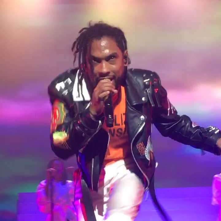 ミゲルのインスタグラム：「Sliding through this work day just like this... don’t fuck with me. Still riding high from the concert. Have a good day and good bye! 👋🏽👋🏽 lol anyone else?? #miguel #miguelunlimited #girlwiththewildhearttee #migueljontelpimentel  #ascensiontour #wildheart *original content*」