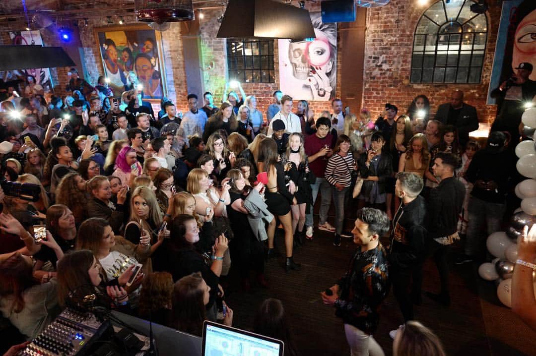 Union Jのインスタグラム：「We had an amazing time at our single launch @GabetoLondon last week!  Massive thanks to Roger Payne, the Gabeto Crew, Kirsty at Chase and to everyone at Fiat 500 fragrance for making us smell so amazing – The fans loved it!! ❤️❤️#UnionJ #FlashbackFriday #Gabeto Photo by Glenn Gratton」