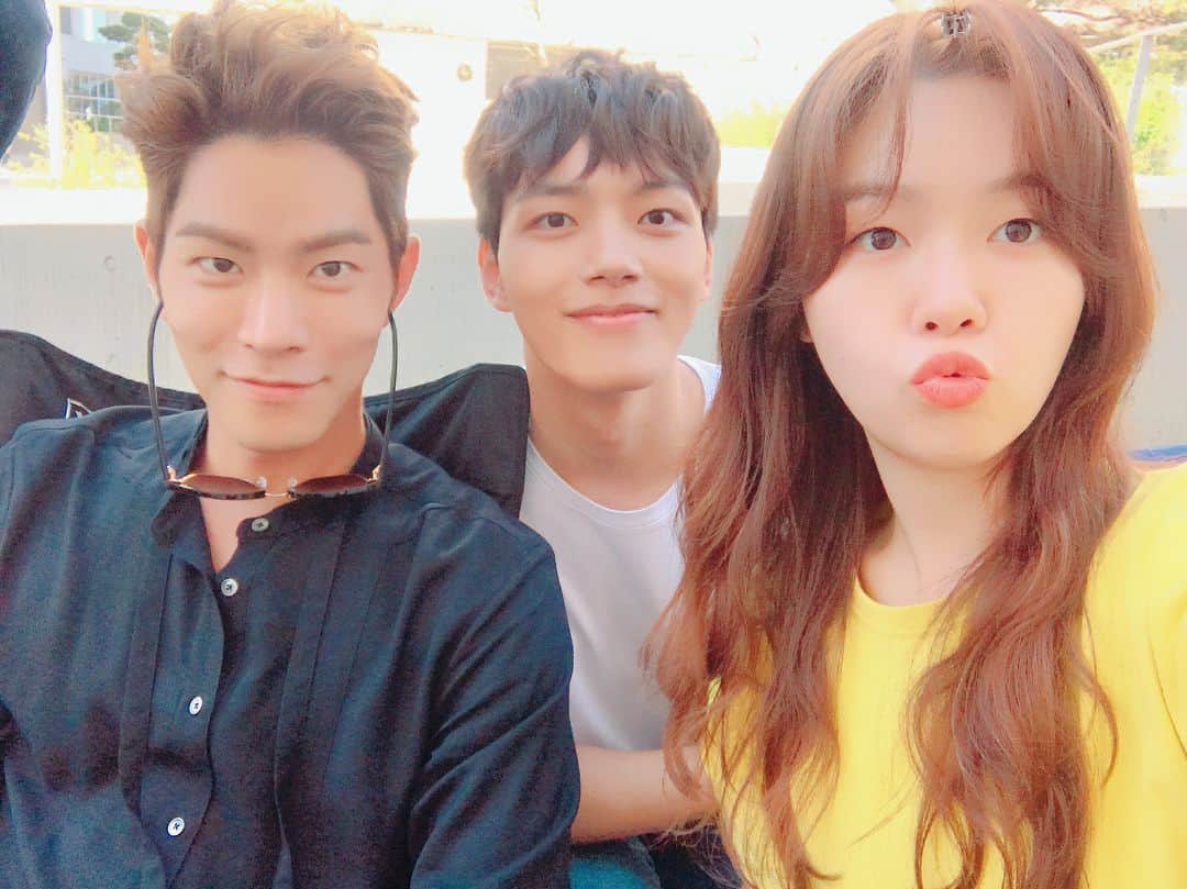 ホン・ジョンヒョンのインスタグラム：「왕준x영구x다다 #절대그이 #촬영중 #🤟」