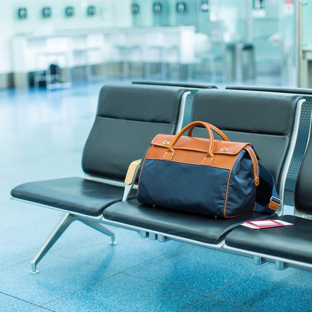 Felisi Japan 〔フェリージ〕さんのインスタグラム写真 - (Felisi Japan 〔フェリージ〕Instagram)「【SCENE 001 : At the Airport】 . たくさんの荷物を持ち運びながら、その佇まいは、凛として涼しげ。そんな都合の良いこと、フェリージのバッグなら、いともたやすく可能だったりします。 . Model No. 20308/DS . . ▶︎詳しくはプロフィールページからもご覧いただけます。Link in my profile. . . #felisi #travel #journey #bostonbag #rucksack #shoulderbag #pouch #フェリージ #旅 #旅行 #ボストンバッグ #リュックサック #ショルダーバッグ #ポーチ #トラベル」9月8日 13時05分 - felisi_japan