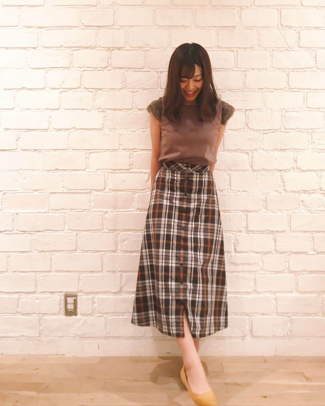 石倉侑芽さんのインスタグラム写真 - (石倉侑芽Instagram)「. . #ゆめちんコーデ 👗💓 . tops...#willselection skirt...#naturalbeautybasic shoes...#UNIQLO . . 【今日のワンポイント🔍💓】 今期トレンドのマスタード✨ いつもは黒を合わせちゃうところを、 秋カラーの靴にするだけで ぐんと秋らしさとトレンド感がプラスされます💓 プチプラなら挑戦しやすいからぜひ👏 . トップスはあやぴがゆめちん似合いそうーって プレゼントしてくれたの💓 スカートはSALEで購入してなんと2,000円😳✨ ユニクロの靴もそれくらいやったから 全身で5,000円以下👏✨💓 . 注文してたお洋服が続々と届いて 早く着たくてうずうずしてる💘 . #コーディネート#プチプラファッション #プチプラコーデ #私服#チェックスカート#秋コーデ#マスタード #ブラウンコーデ#ootd#coordinate#wear #fashion#autumn」9月8日 13時59分 - yume8115