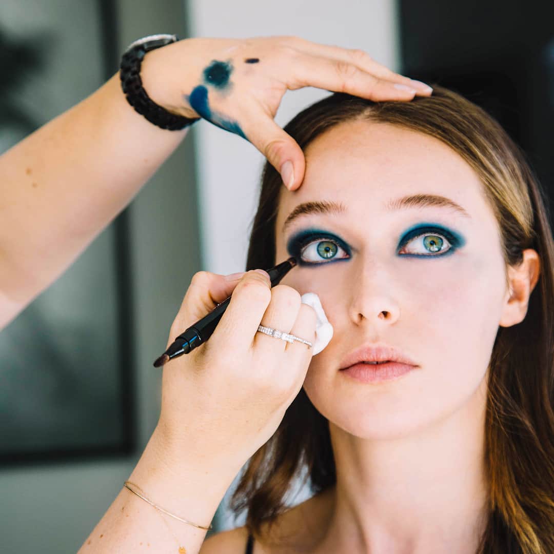 アリシア・デブナム・キャリーのインスタグラム：「Subtlety is not my forte.🧚🏼‍♀️ Head to @welovecoco to see my full tutorial with the wonderful @kateleemakeup #welovecoco #workingwithchanel ✨」