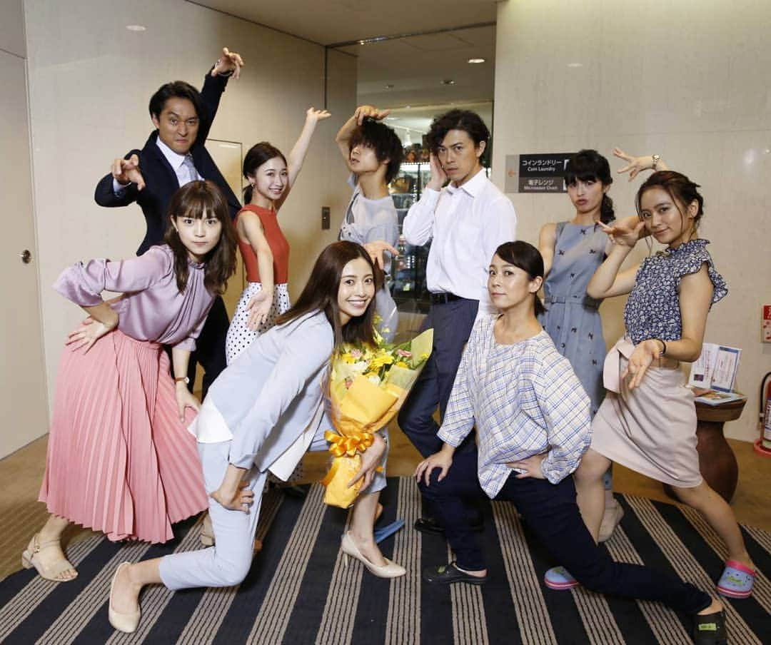 テレビ朝日「ヒモメン」さんのインスタグラム写真 - (テレビ朝日「ヒモメン」Instagram)「⠀ ＼＼🎊片瀬那奈さんオールアップ💐／／⠀ ⠀ 続いて、クランクアップした片瀬那奈さんを皆で囲んでパシャリ🙋✨⠀ ⠀ #みんなポーズバッチリです👌⠀ #窪田正孝 #川口春奈 #勝地涼 #岡田結実 #佐藤仁美 #田原可南子 #皆本麻帆 #片瀬那奈 #渡辺大⠀ #土曜ナイトドラマ⠀ #ヒモメン⠀ #第7話⠀ #9/8(土)よる23時15分～」9月8日 14時11分 - himotvasahi