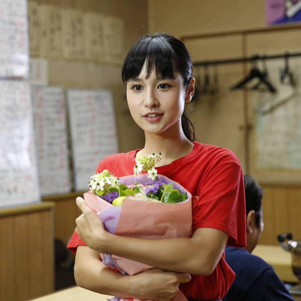 テレビ朝日「ヒモメン」のインスタグラム：「⠀ ＼＼🎊大幡しえりさんオールアップ💐／／⠀ ⠀ 居酒屋あばしりにて最後の撮影を終え、 #窪田正孝 さん、 #金田明夫 さんに見守られながら大幡しえりさんクランクアップ！⠀ 花束を両手で抱える姿がとってもキュートな大幡さんでした👩💞⠀ ⠀ #居酒屋あばしり🏮⠀ #大庭美々役⠀ #大幡しえり さん🌸⠀ #3ヶ月間お疲れ様でした㊗️⠀ #土曜ナイトドラマ⠀ #ヒモメン⠀ #最終回放送まであと9時間‼️⠀ #第7話⠀ #9/8(土)よる23時15分～」