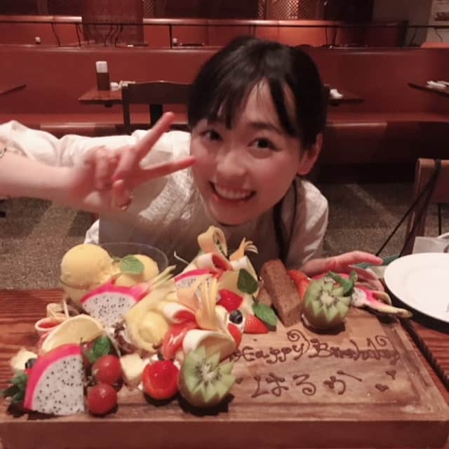 福原遥さんのインスタグラム写真 - (福原遥Instagram)「☺︎ これまで出会えた沢山の方の顔が浮かぶ。 私の周りには本当に素敵な方がたくさん。 いつもその方達から勇気をもらう。 奇跡が重なって重なって 自分はこの場にいる。 本当にすごいこと。ありがたいこと。 こうして出会えたことに感謝の気持ちでいっぱいです。 そしてファンの皆さんからの温かいお手紙など。全部届いています。嬉しかったな。 ありがとうございます！ 本当に本当に私は幸せ者です。 大好きな家族の元に産んでくれてありがとう。 たくさんの方に感謝の気持ちを伝えられる、恩返しが出来る1年にしたいです。 この幸せを胸に、２０代も突き進んでいきます！ . そして！ 今日は #写真集 発売記念イベント。 11時〜紀伊国屋書店グランフロント大阪店 17時半〜ブックファースト新宿店に行きます！ 直接写真集をお渡しできるのがとっても嬉しいです！ 待ってます😌  #ありがとう #これから。」9月8日 8時53分 - haruka.f.official