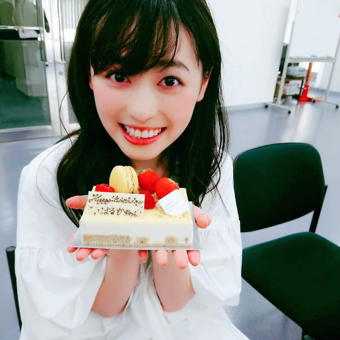 福原遥さんのインスタグラム写真 - (福原遥Instagram)「☺︎ これまで出会えた沢山の方の顔が浮かぶ。 私の周りには本当に素敵な方がたくさん。 いつもその方達から勇気をもらう。 奇跡が重なって重なって 自分はこの場にいる。 本当にすごいこと。ありがたいこと。 こうして出会えたことに感謝の気持ちでいっぱいです。 そしてファンの皆さんからの温かいお手紙など。全部届いています。嬉しかったな。 ありがとうございます！ 本当に本当に私は幸せ者です。 大好きな家族の元に産んでくれてありがとう。 たくさんの方に感謝の気持ちを伝えられる、恩返しが出来る1年にしたいです。 この幸せを胸に、２０代も突き進んでいきます！ . そして！ 今日は #写真集 発売記念イベント。 11時〜紀伊国屋書店グランフロント大阪店 17時半〜ブックファースト新宿店に行きます！ 直接写真集をお渡しできるのがとっても嬉しいです！ 待ってます😌  #ありがとう #これから。」9月8日 8時53分 - haruka.f.official