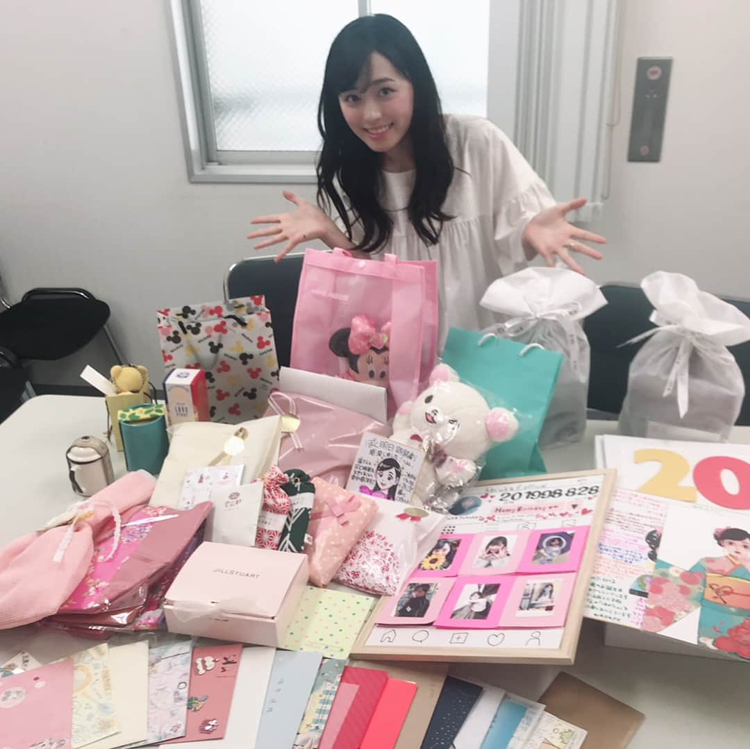 福原遥さんのインスタグラム写真 - (福原遥Instagram)「☺︎ これまで出会えた沢山の方の顔が浮かぶ。 私の周りには本当に素敵な方がたくさん。 いつもその方達から勇気をもらう。 奇跡が重なって重なって 自分はこの場にいる。 本当にすごいこと。ありがたいこと。 こうして出会えたことに感謝の気持ちでいっぱいです。 そしてファンの皆さんからの温かいお手紙など。全部届いています。嬉しかったな。 ありがとうございます！ 本当に本当に私は幸せ者です。 大好きな家族の元に産んでくれてありがとう。 たくさんの方に感謝の気持ちを伝えられる、恩返しが出来る1年にしたいです。 この幸せを胸に、２０代も突き進んでいきます！ . そして！ 今日は #写真集 発売記念イベント。 11時〜紀伊国屋書店グランフロント大阪店 17時半〜ブックファースト新宿店に行きます！ 直接写真集をお渡しできるのがとっても嬉しいです！ 待ってます😌  #ありがとう #これから。」9月8日 8時53分 - haruka.f.official