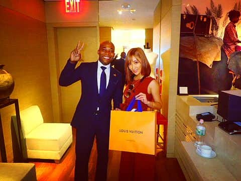 AIKAさんのインスタグラム写真 - (AIKAInstagram)「SHOPPING👜💕 🇺🇸 #ny #ニューヨーク #tiffany #マグカップ #お土産 #ルイヴィトン #luisvuitton #可愛い #おしゃれ #gucci #暑い #一人旅 #aika #タイムラグ 2018.8.28」9月8日 10時30分 - aika_honmono