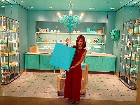 AIKAさんのインスタグラム写真 - (AIKAInstagram)「SHOPPING👜💕 🇺🇸 #ny #ニューヨーク #tiffany #マグカップ #お土産 #ルイヴィトン #luisvuitton #可愛い #おしゃれ #gucci #暑い #一人旅 #aika #タイムラグ 2018.8.28」9月8日 10時30分 - aika_honmono