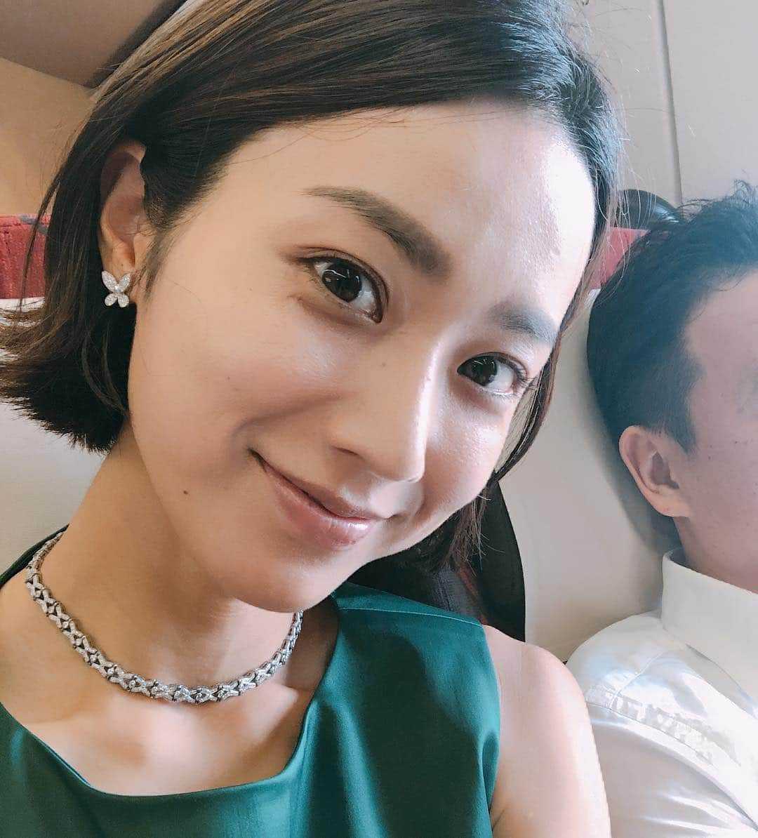 牧野紗弥さんのインスタグラム写真 - (牧野紗弥Instagram)「友人のweddingで軽井沢へ行ってきます🚄💕 セットアップは @veryweb.jp 10月号でもご紹介した @elendeek です😊 母から譲り受けたこのネックレスは、自分の結婚式でもつけたもの♡久しぶりにつけてみました😁✨」9月8日 11時24分 - makinosaya