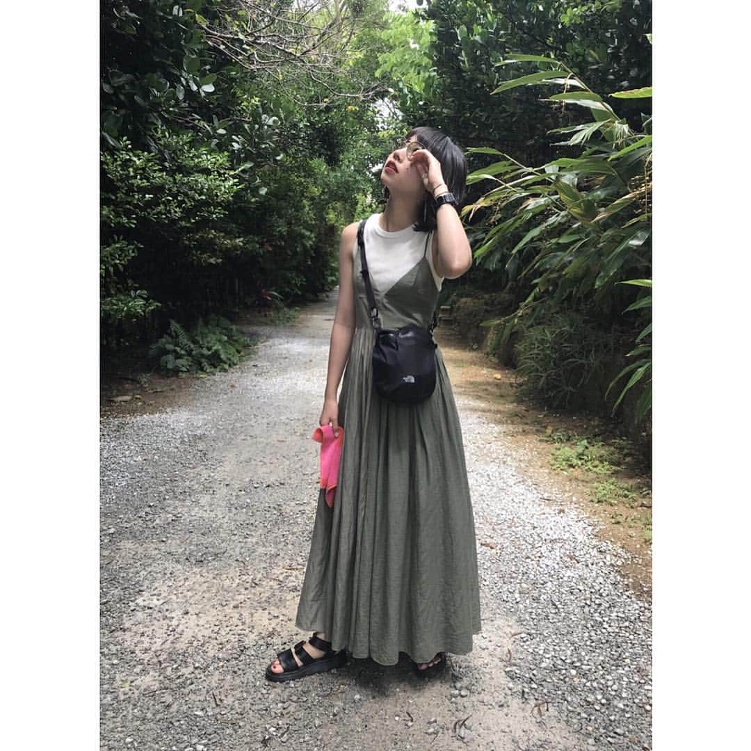 高岡未來のインスタグラム：「もう夏がおわっちゃう🍃🍃 #ショートヘア #マリメッコ」