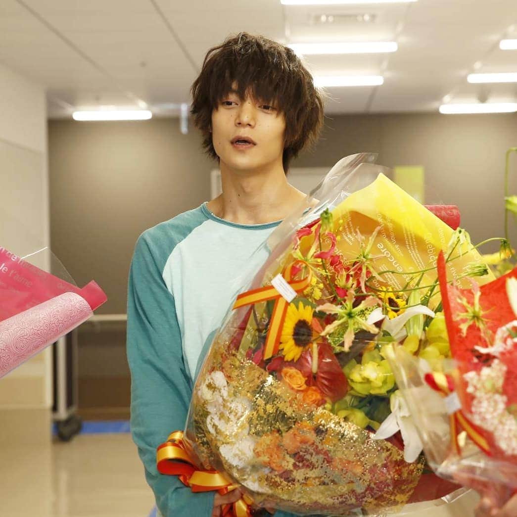 テレビ朝日「ヒモメン」のインスタグラム：「⠀ ＼＼🎊窪田正孝さんオールアップ💐／／⠀ ⠀ 「約3ヶ月間、皆さん本当にお疲れ様でした！本当にあっという間でした。まずは鴻池さんに感謝したいです！ヒモ役は自分にとっても挑戦でした。キャストの皆さんがいろんな顔を見せてくれ、皆さんの自由なお芝居を近くで見ることが嬉しかったです！」と達成感に満ちた笑顔で挨拶☺️✨⠀ ⠀ 最後は満面の笑顔で、花束を高々と掲げて「ヒモメン、最高でしたーッ！！お疲れさまでしたーー！！！」と叫び、スタッフ&キャストをねぎらい、締めくくりました♥️⠀ ⠀ #碑文谷翔役⠀ #窪田正孝 さん😺⠀ #3ヶ月間お疲れ様でした㊗️⠀ #土曜ナイトドラマ⠀ #ヒモメン⠀ #最終回放送まであと1時間🕺✨⠀ #第7話⠀ #9/8(土)よる23時15分～」