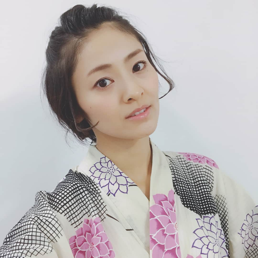 佃井皆美さんのインスタグラム写真 - (佃井皆美Instagram)「【オフ会】 今年最後の浴衣ーーー♪♪ ヘアメイクは、姉上にやってもらいました(*´꒳`*) オフ会楽しかったな！ 来てくれたみんな、ありがとうございましたぁー❤︎ #ゆかた  #ショート女子」9月8日 23時20分 - minamitsukui