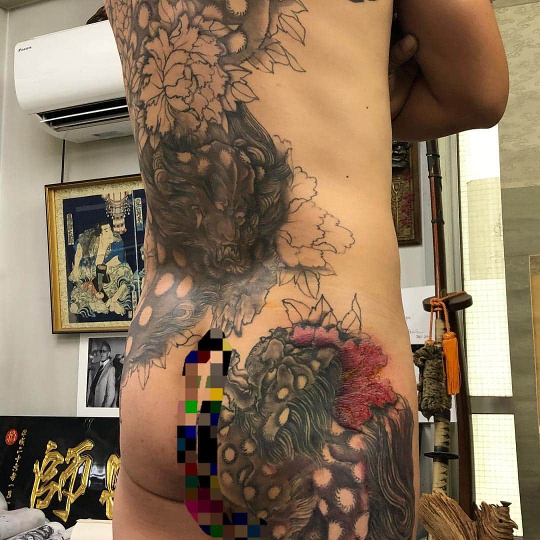 中野義仁さんのインスタグラム写真 - (中野義仁Instagram)「inprogress 🙇‍♂️🙇‍♂️🙇‍♂️ inprogress 🙇‍♂️🙇‍♂️ #H2ocean #H2oceanproteam #officialh2ocean ＃irezumi #karajishi #botan #backtattoo #inprogress #freehand  #japanestatoodesign #art #artist #artistmafia #tattoos #tattooing #tattoo #tattoomag #irezumi #inK #inkdmag #tattoomagazine #tattoos_of_instagram #tattoolifemagazine #tattooenelgy #tattooinstagram #tattoomania #artistmafia #tattoocultur #tattoocomunity #tattooculturmagazine #tattooare  @gusto73 @jessyentattoo  @dennis_camsupply @yokohama_tattoo_museum @souryou @kiwamijewelry @horiyoshi3shop @taiwantattooconvention」9月8日 15時35分 - horiyoshi_3