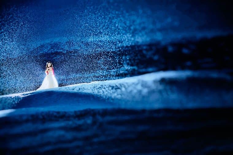 Famarryのインスタグラム：「【#famarry_jpフォトギャラリー】 雪原でのフォトウェディング photo by: #studio_HATOYA ーーーーーーーーーーーーーーーーーーーーーーー どこでもフォトウェディングの最高の舞台に。もっとクリエイティブに、もっと自由に。最安値で理想の撮影を実現。 国内、海外の700人以上のプロフォトグラファーが登録。ロケーション、ウェディング当日撮影、ハネムーンフォトも思いのままに。 ーーーーーーーーーーーーーーーーーーーーーーー くわしくは@famarry_jpプロフィールのURLから！ #ウェディング撮影といえばファマリー #出張カメラマン#出張撮影 #前撮り #後撮り #ロケーション撮影 #ウェディングフォト #ウェディング当日 #ウェディングフォトグラファー  #ロマンチック #フォトウェディング #ウェディングフォト#プレ花嫁  #結婚式 #前撮り #後撮り #ウェディングフォト #先輩花嫁 #ロケーションフォト #婚約 #新婚  #結婚写真 #花嫁準備 #結婚 #結婚式 #結婚準備 #写真家 #2019春婚 #2018冬婚 #famarry #ファマリー」